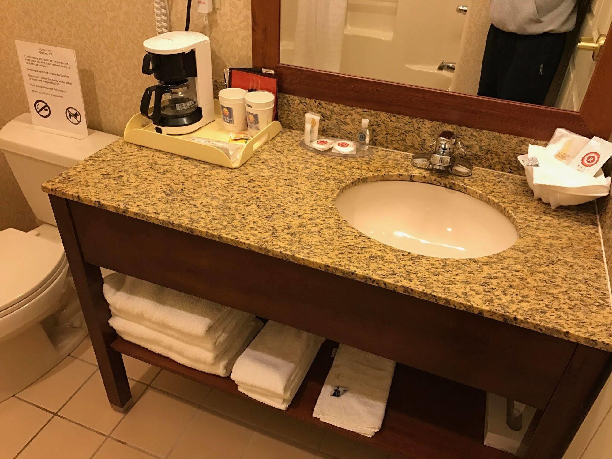 Comfort Inn Guilford Near I-95 Экстерьер фото